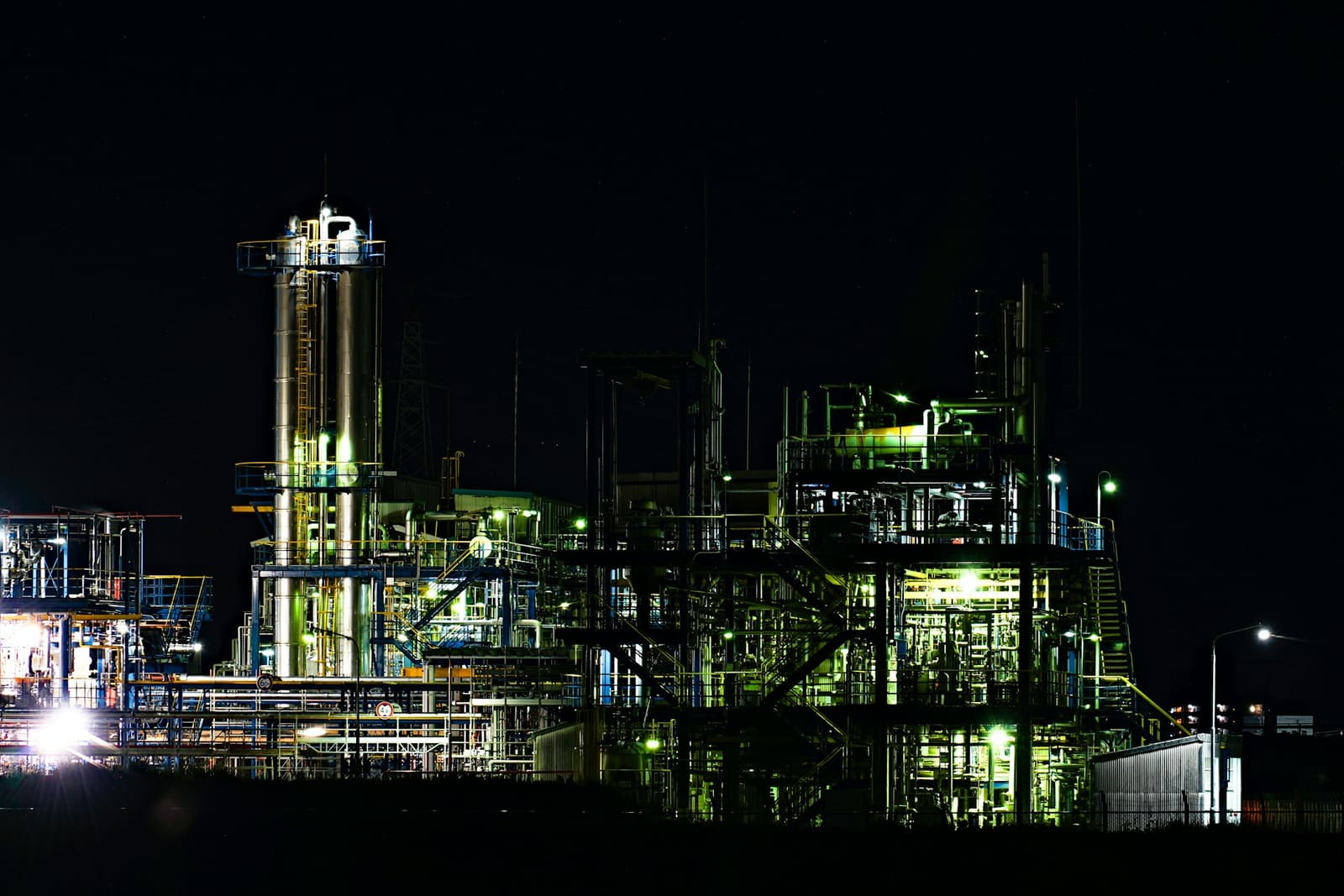 燃料を供給する製油所の夜景｜根木石油